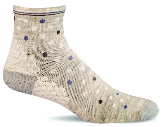 Experience enhanced plantar support and ankle support with Sockwell's Plantar Honeycomb socks. With accu-fit technology, turn welt top, and seamless toe closure, these socks also provide enhanced arch support. Perfect for those seeking a comfortable and supportive sock for daily wear.