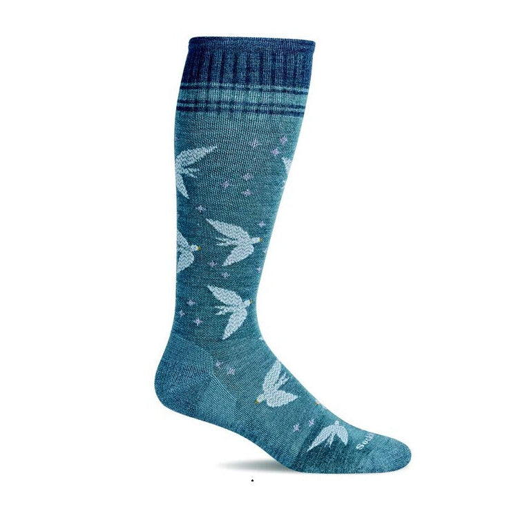 Sockwell Love Dove mid-calf compression socks SW197W-425 in mineral blue combine comfort with a vibrant pop of color. Crafted from wool, nylon, and fabric, these socks provide gentle compression support for all-day wear, they're perfect for casual activities and everyday comfort. Elevate your sock collection with these stylish and supportive mid-calf socks.