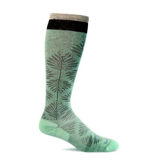 Expertly designed for wide calf fit, Sockwell Full Floral Air socks feature accu-fit technology for ultimate comfort and support. The turn welt top and seamless toe closure provide a seamless fit while the arch support adds extra stability. Perfect for all-day wear and improved circulation.