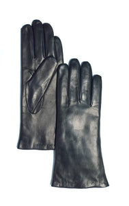 The Brume Sydney long glove is crafted from premium lambskin leather. These gloves are lined with velvety-soft cashmere for warmth and timeless style. The tasteful 3-button length and invisible inseam detail on the fingers elevate any winter look. 