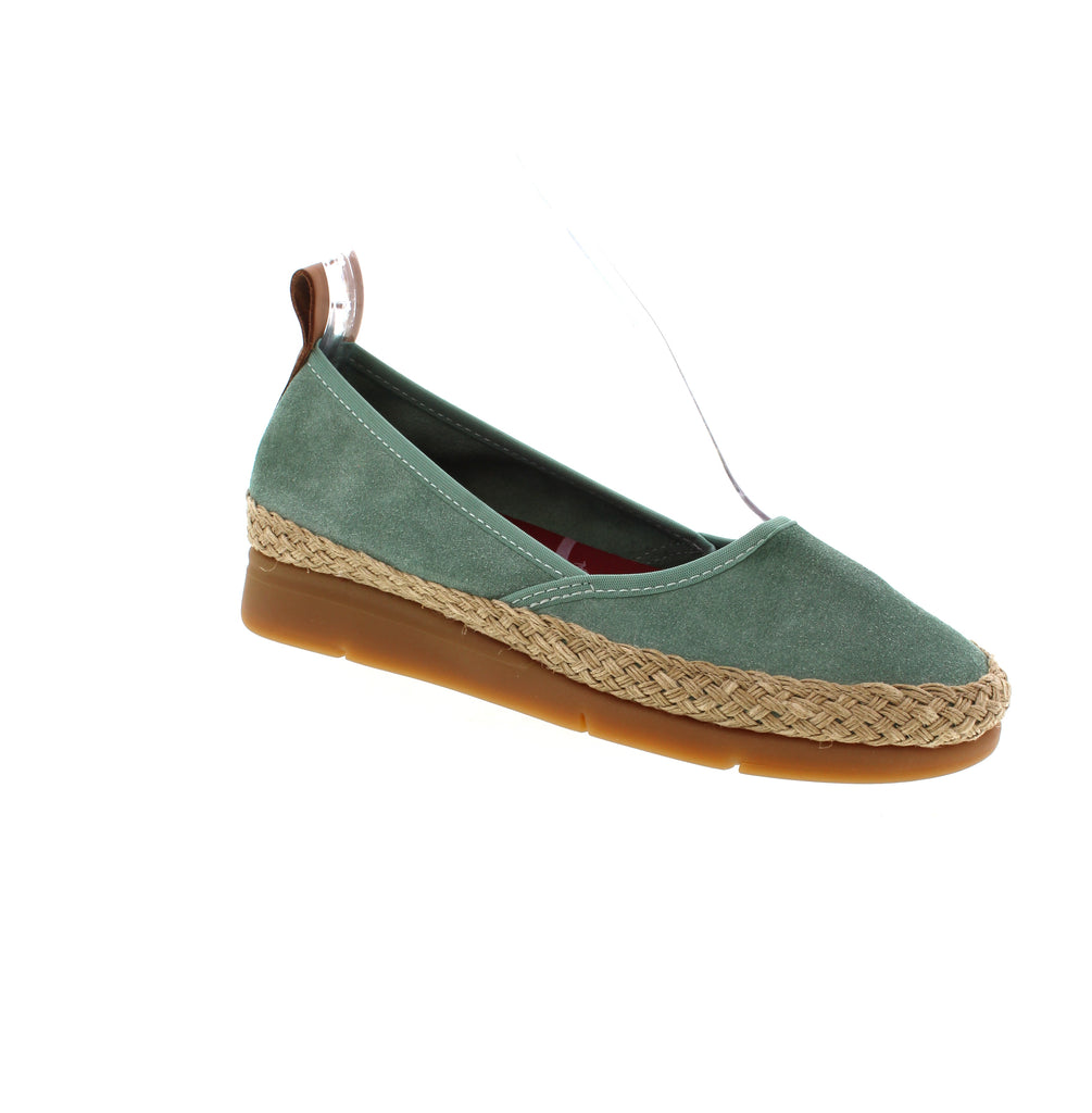 Expertly crafted with a fabric upper and convenient pull tab, the Saydo Sync slip-on offers the ideal combination of style and comfort. These versatile flats provide a secure fit for any adventure, while the soft footbed ensures all-day comfort.