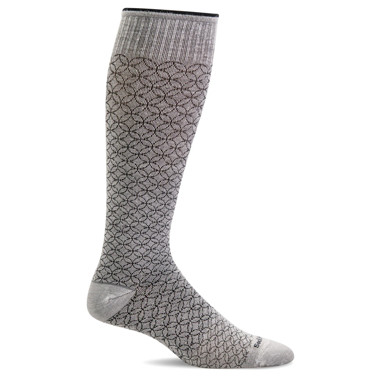 Experience unmatched comfort and support with Sockwell Featherweight Fancy socks. A lightweight fit, combined with Accu-fit technology and graduated compression, provides the perfect balance of compression and breathability for your feet. The turn welt top, arch support, and seamless toe closure add even more benefits to these stylish and comfortable socks.