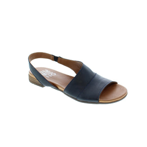 Bueno Tansing is a sophisticated sandal made with an asymmetrical strap, elastic goring and a secure ankle fit. Crafted with meticulous attention to detail, this modern style provides reliable stability and comfort.