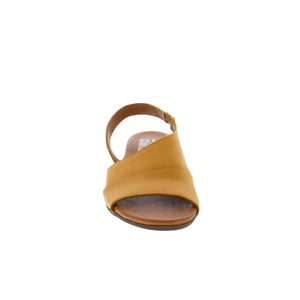 Bueno Tansing is a sophisticated sandal made with an asymmetrical strap, elastic goring and a secure ankle fit. Crafted with meticulous attention to detail, this modern style provides reliable stability and comfort.