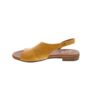 Bueno Tansing is a sophisticated sandal made with an asymmetrical strap, elastic goring and a secure ankle fit. Crafted with meticulous attention to detail, this modern style provides reliable stability and comfort.