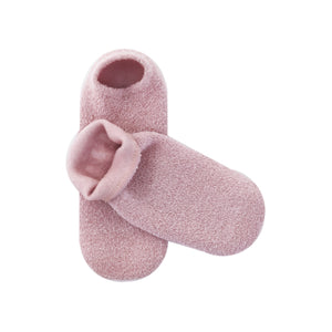 Upper Canada Moisture Gel Foot Socks feature a unique blend of Olive Oil, Vitamin E, Lavender Oil, and Jojoba Oil to nourish and hydrate dry, cracked feet. These moisture-rich socks provide noticeable softness without the need for any lotion, restoring cuticles for the ultimate comfort.