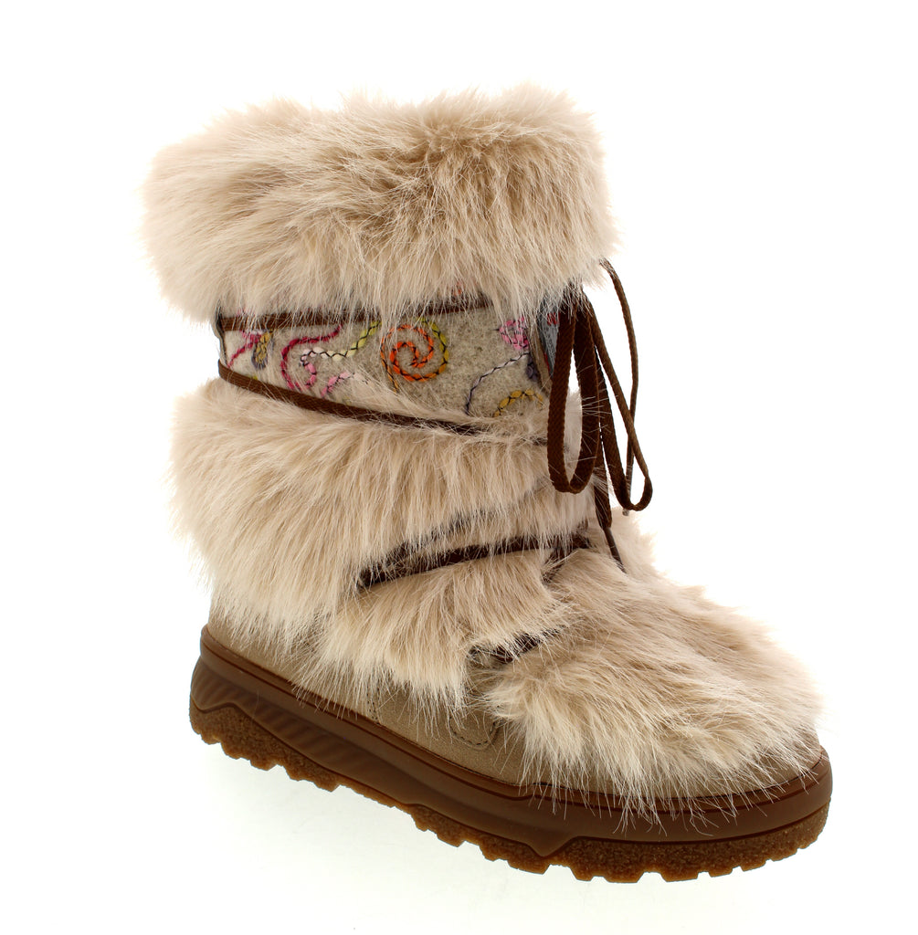 The Olang Wanda in Beige is a mid-calf boot designed for performance and comfort. Featuring an insulated waterproof upper, it keeps your feet warm and dry in harsh weather. The orthotic-friendly design ensures customizable support, while the vegan-friendly faux fur upper adds a touch of stylish warmth without compromise. Ideal for those seeking durable, functional footwear with thoughtful details.