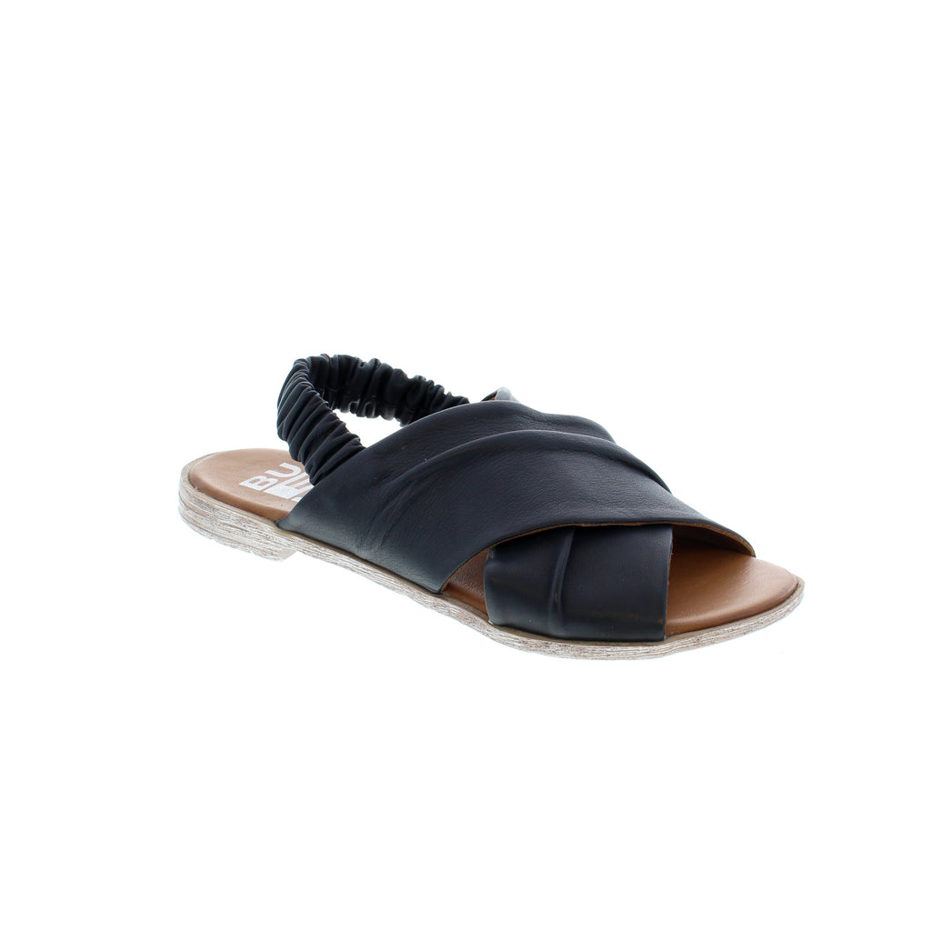 Boasting ruched crisscross straps and an elastic backstrap, the Bueno Yash sandal offers optimal comfort and cushioning for all-day wear.