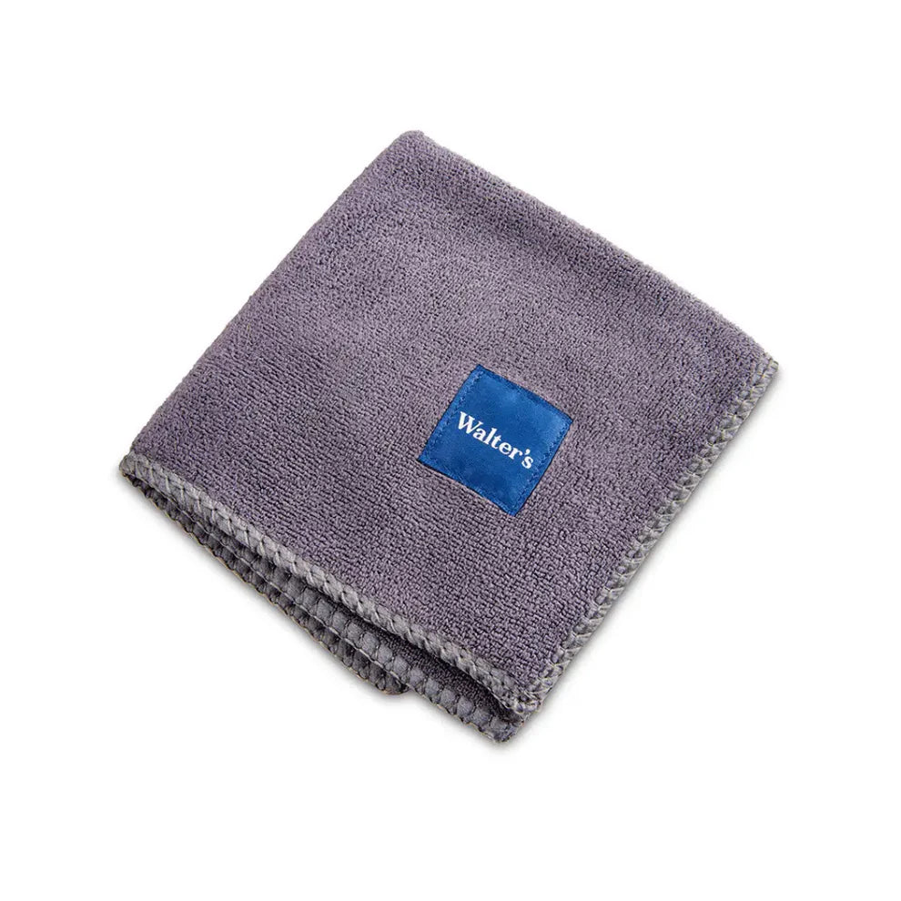 Soft, absorbent and lint-free cleaning towel. Non-abrasive, ideal for general cleaning of your shoes.