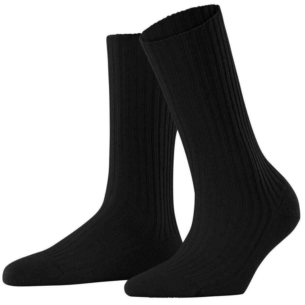 Stay cozy and stylish this winter with Falke Cosy Wool socks. Made with sustainable merino wool and soft cashmere, these socks offer temperature-equalizing properties. With reinforced stress zones and a perfect fit, these socks are sure to last.