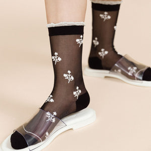 Hansel from Basel Floral Clover socks add a touch of femininity to any outfit. Delicately patterned with clovers, these mid-calf socks are the perfect blend of style and quality.