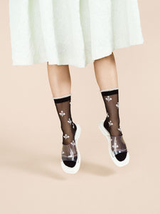 Hansel from Basel Floral Clover socks add a touch of femininity to any outfit. Delicately patterned with clovers, these mid-calf socks are the perfect blend of style and quality.