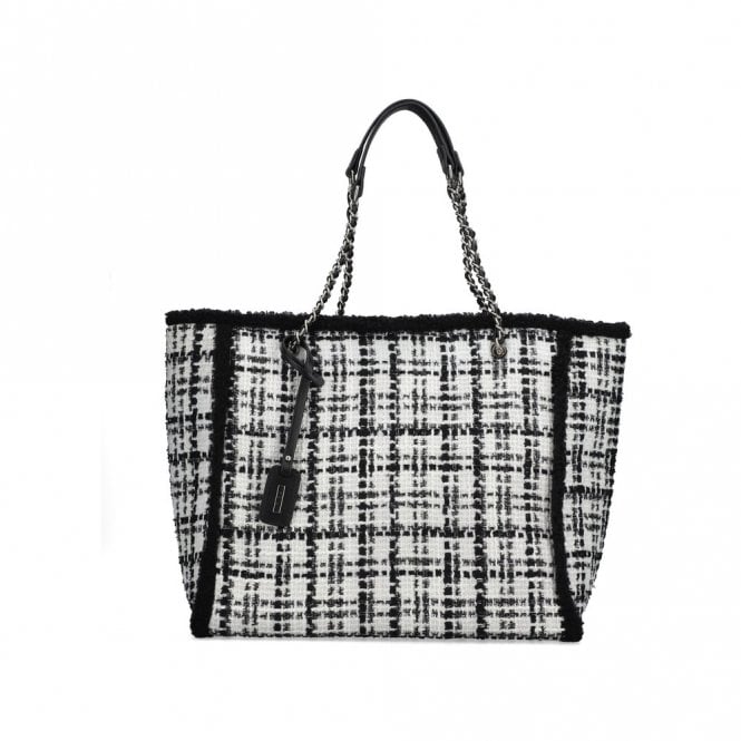 Your shopping trip can only become perfect! This white and black chequered Rieker shopper holds all your belongings and newly purchased items safely. The three inside pockets are super practical, one with a zip and the others without a closure. Visual highlight: the woven handles with interwoven chain and fur details!