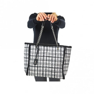 Your shopping trip can only become perfect! This white and black chequered Rieker shopper holds all your belongings and newly purchased items safely. The three inside pockets are super practical, one with a zip and the others without a closure. Visual highlight: the woven handles with interwoven chain and fur details!