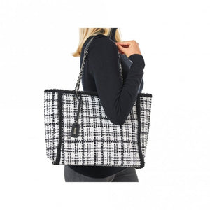 Your shopping trip can only become perfect! This white and black chequered Rieker shopper holds all your belongings and newly purchased items safely. The three inside pockets are super practical, one with a zip and the others without a closure. Visual highlight: the woven handles with interwoven chain and fur details!