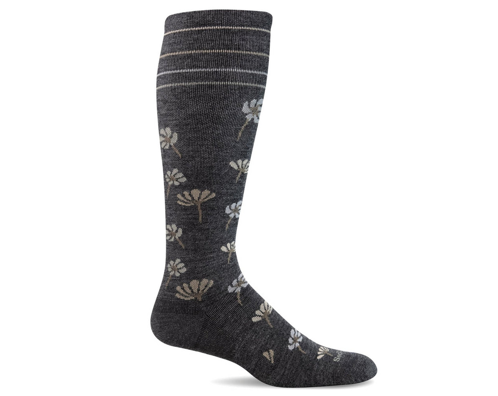 Enhance your everyday comfort with Sockwell Field Flower socks. Designed with accu-fit technology and graduated compression, these socks provide arch support and a turn welt top for a perfect fit. The seamless toe closure adds additional comfort, making these socks a must-have for your wardrobe.