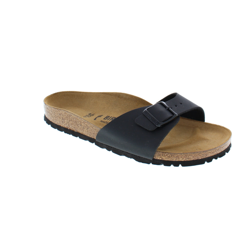 The Madrid sandal is simple yet stylish and will give you the arch support you need! Say yes to these sandals that will make any outfit look on point!