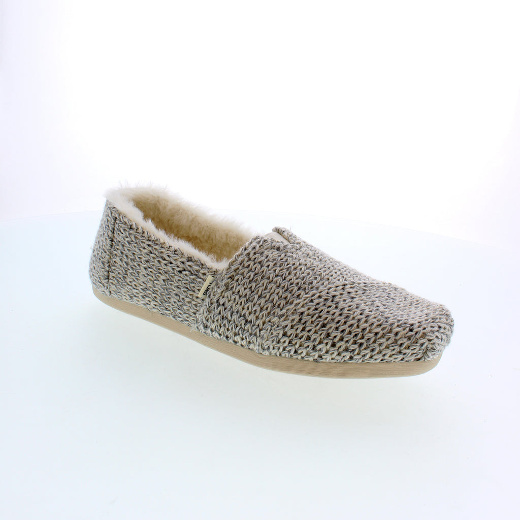 The stunning Alpargata features a removable and hand-washable OrthoLite® Eco LT Hybrid™ insole and TOMS CloudBound™ Soles to bring ultimate comfort to your everyday slip-on.