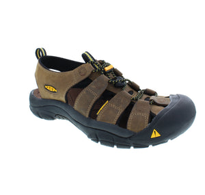 Strap on the KEEN Newport sandal for ultimate traction. The secure fit strap design adjusts for a comfortable fit. Its rubber outsole features a multi-directional lug pattern and razor siping for the right traction over wet and dry surfaces.