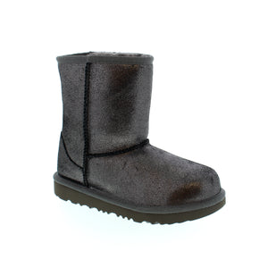 Crafted from shimmering suede, this Kids' Classic features a cozy UGGplush™ wool blend for ultra-softness and a Treadlite by UGG™ outsole and flexible rocker-bottom to keep up with little feet all day!