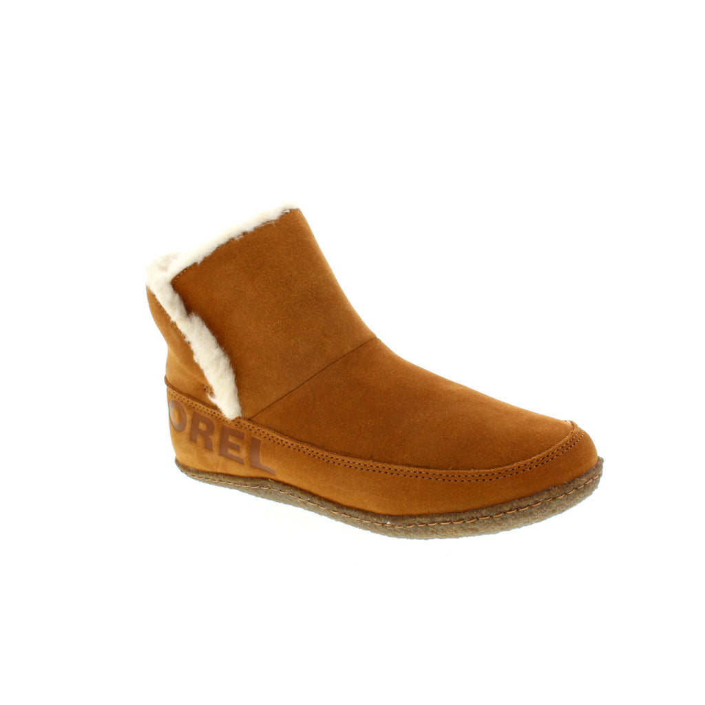 The Nakiska™ slipper bootie is crafted with a faux shearling lining for a warm, comfortable feel. A suede upper and a sturdy rubber sole add traction for quick trips outside. 