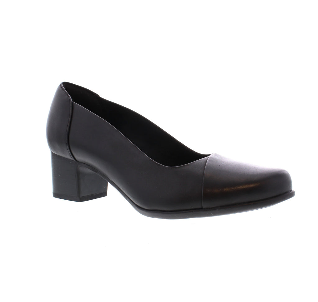 The Un Damson Step pump is a must-have from Clarks' Unstructured Collection! This sleek pump is easy to slip on, but hard to want to take off!