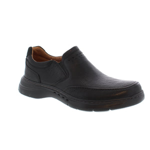 Clarks' Un Brawley slip-on is the perfect shoe for dress and casual wear. Featuring an Ortholite® footbed and a soft, leather sockliner surrounding your feet, you will be comfortable all day!