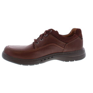 Clarks' Un Brawley lace-up is the perfect shoe for dress and casual wear. Featuring an Ortholite® footbed and a soft, leather sockliner surrounding your feet, you will be comfortable all day!