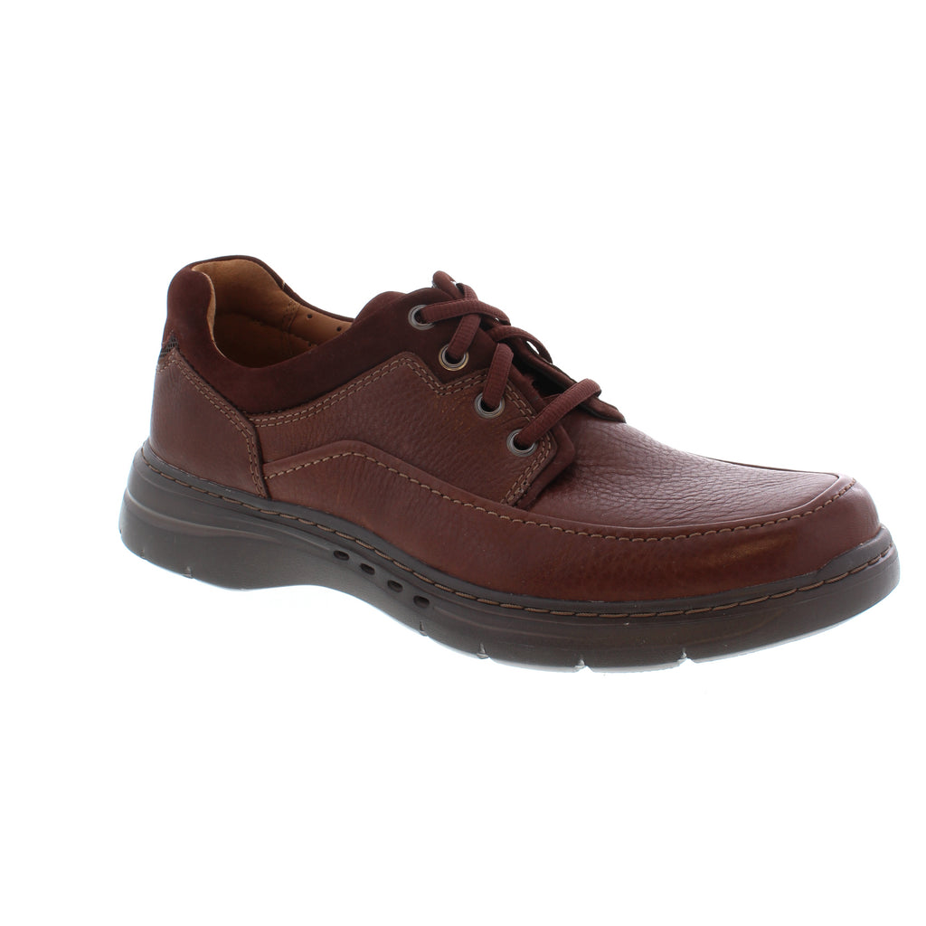 Clarks' Un Brawley lace-up is the perfect shoe for dress and casual wear. Featuring an Ortholite® footbed and a soft, leather sockliner surrounding your feet, you will be comfortable all day!