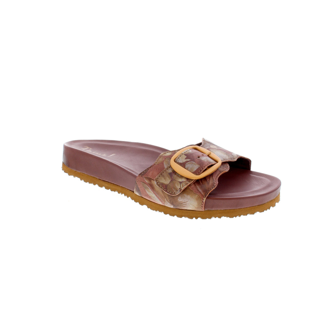 The Juliette slide from Think! is designed from chrome-free leather. Designed with a decorative, functional buckle, the softly padded strap keeps you comfortable all day. 