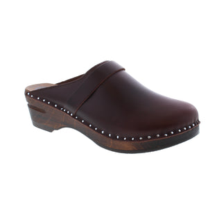 The Da Vinci clogs are designed with pull-up leather and have a classic strap over the instep. Made on brown Original wooden bottoms, these clogs offer arch support to keep your feet comfortable all day long. 