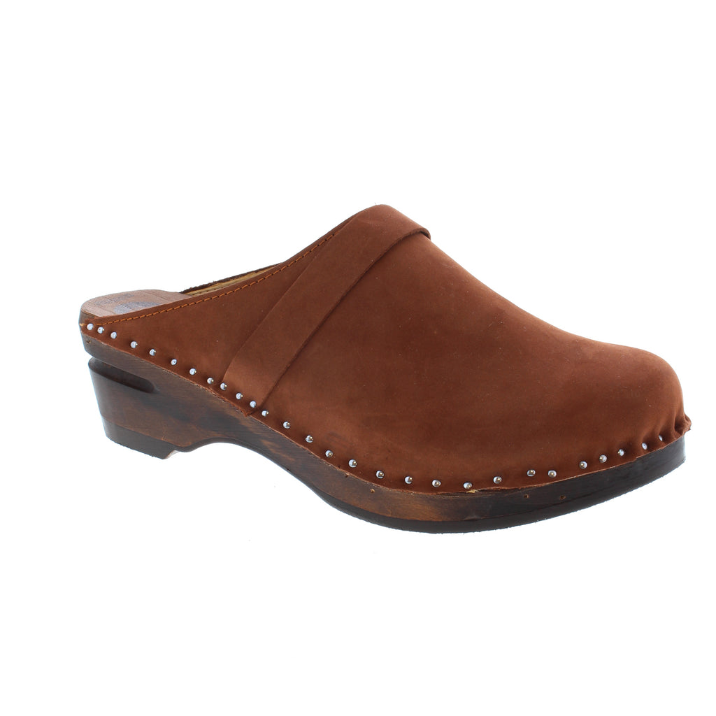 The Da Vinci clogs are designed with nubuck leather and are crafted on brown Original wooden bottoms. These clogs offer arch support to keep your feet comfortable all day long. 