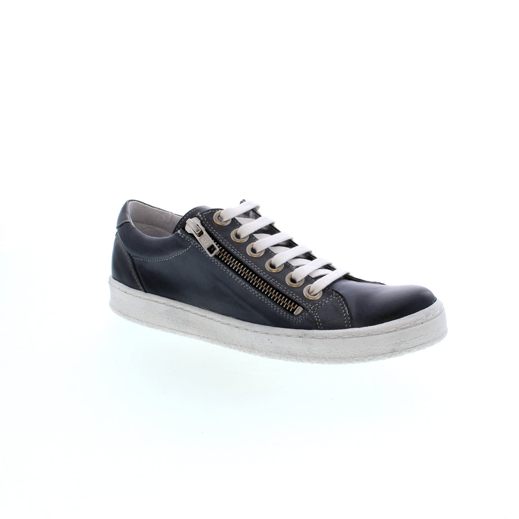 Handmade in Spain with high-quality smooth leather, the Ceraline ankle sneaker slips your foot into superior comfort to keep your feet smiling all day long! 