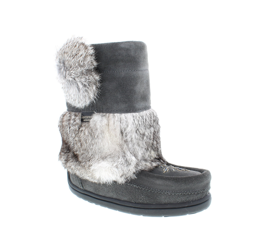 The Snowy Owlet by Manitobah Mukluks is the same iconic mukluk you love, but now for your little ones! This trendy boot is waterproof to keep your children’s feet dry while you both match!
