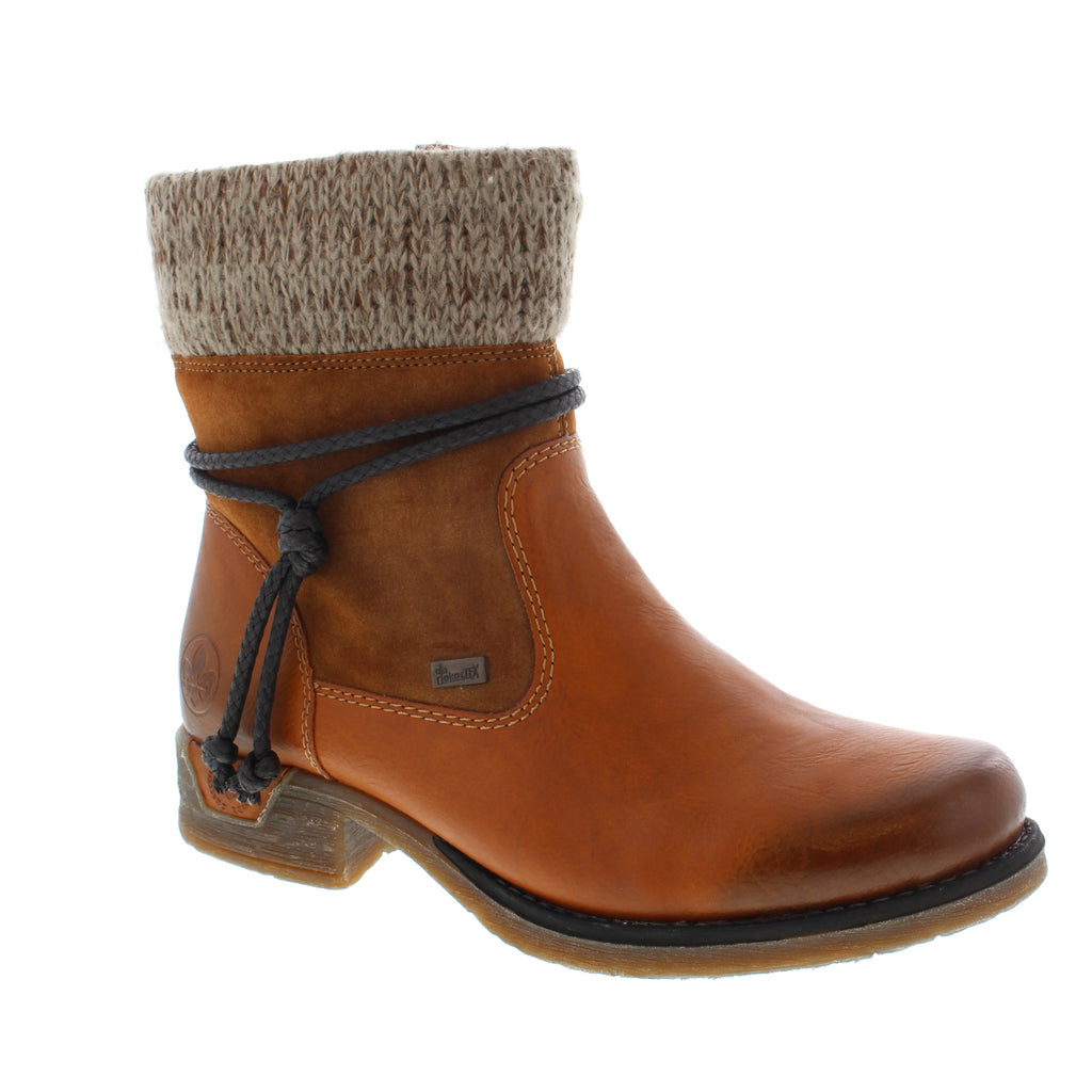 This boot is sure to become a favorite. With warm lining and a simple design to match every outfit you'll want to wear this boot over and over. 