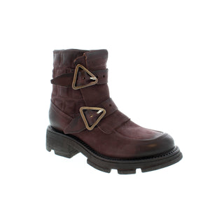 This leather boot from A.S. 98 offers two exterior buckles that can be adjusted for a better fit! In these boots you will feel and look confident with every stride!