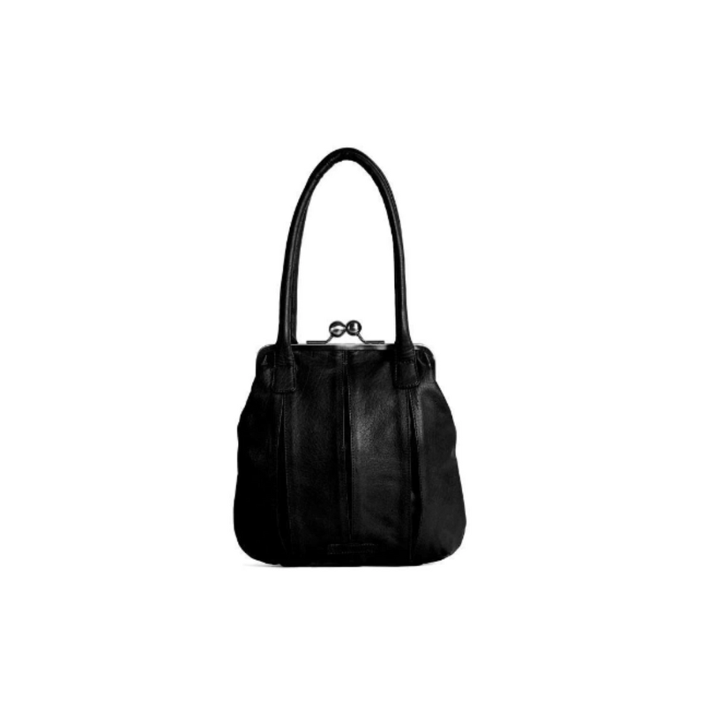Sticks & Stones Annecy bag is made from pleated eco-leather and closes with a metal clasp, giving a vintage vibe. Inside, you’ll find two sleeve pockets and a zip pocket to organize your belongings. 