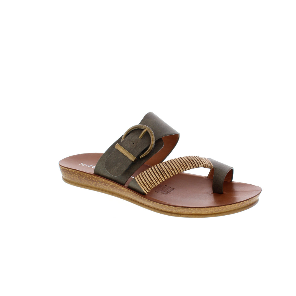 Experience the carefree vibes of Los Cabos Bria sandals. Slip into effortless style with a bamboo-wrapped toe strap, complemented by an antique round buckle on the back strap. Perfect for vacations, strolls on the beach, or on-the-go moments, these sandals add a touch of natural beauty to any outfit.