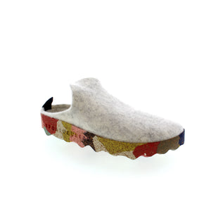 The Asportuguesas Come features wool lining with a cork footbed to keep your feet comfortable. With an odor-control footbed - these clogs are your new best friend!