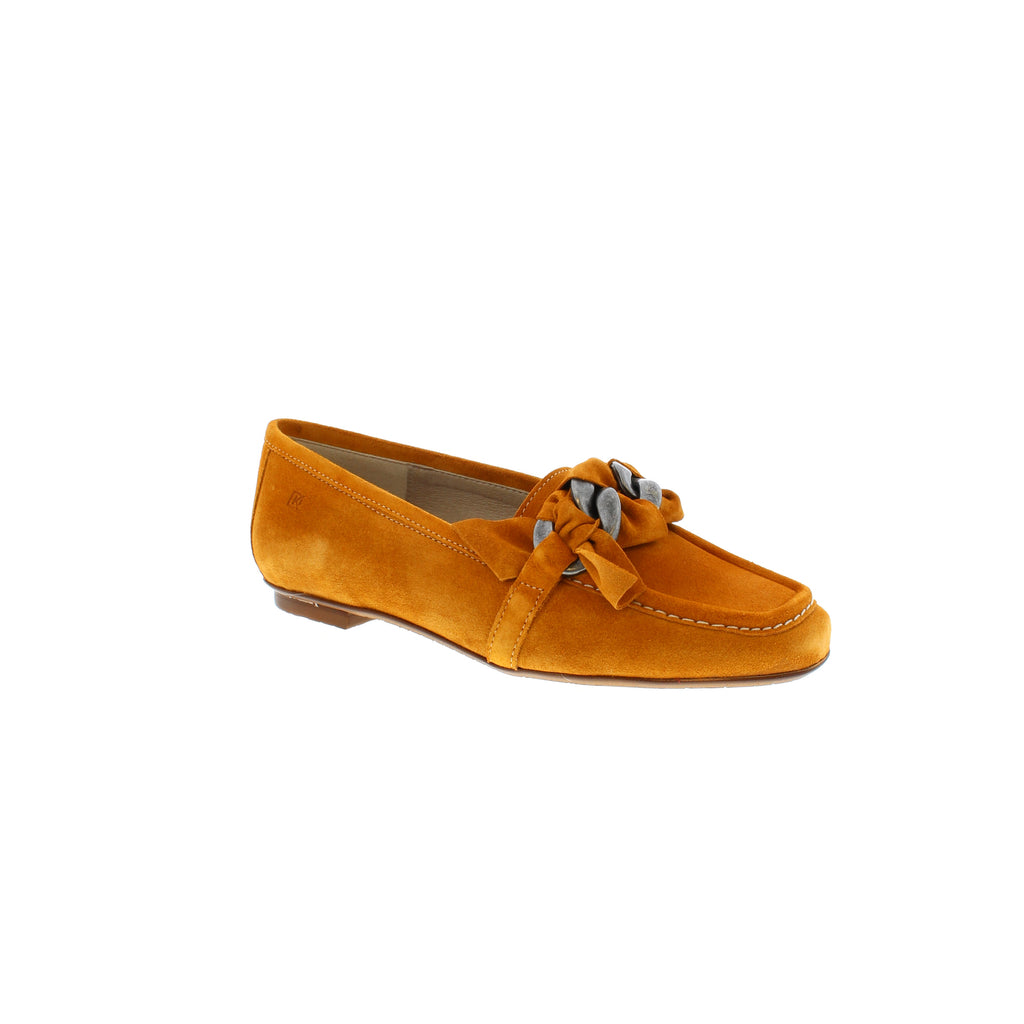 The Dorking Tigre loafer is ready for everyday wear. Designed with a decorative bow front, beautiful suede upper and cushioned footbed, you'll want to put these shoes on repeat!