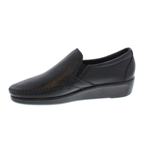 Some say that walking in this shoe is like a dream. This women's slip-on has genuine moccasin construction that wraps soft, supple leather completely around your foot. SAS TRIPAD®comfort cushions give long-lasting, all-day comfort.