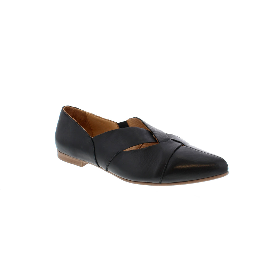 The India slip-on features a beautiful crisscross strapping and is perfect for casual wear or a day at the office!