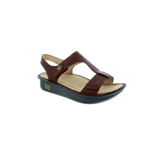 Kerri slingback sandal features an adjustable hook-and-loop closure to give you a custom fit, comfort contoured footbed for an ergonomic fit and classic rocker outsole supports with a gentle rocking motion. 