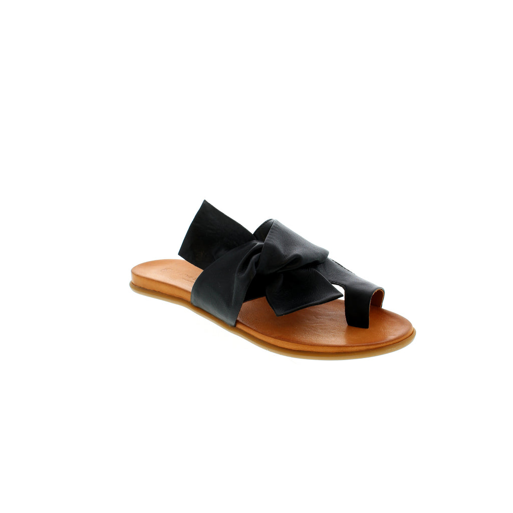 The Unity In Diversity Kira 162 sandals boast an ultra-sleek silhouette and provide optimum comfort and stability with a stylishly placed leather bow and toe loop. Enjoy the perfect balance of sophistication and function with these must-have sandals.