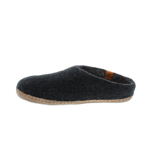 The Wool Makalu slipper is handmade in Nepal and is crafted from wool to help regulate temperature and keep feet comfortable in a lightweight and flexible slipper bootie. Equipped with EnergySole™ for shock-absorption, this slipper ensures all of the small muscles in your feet are working together for excellent support wherever you go.   