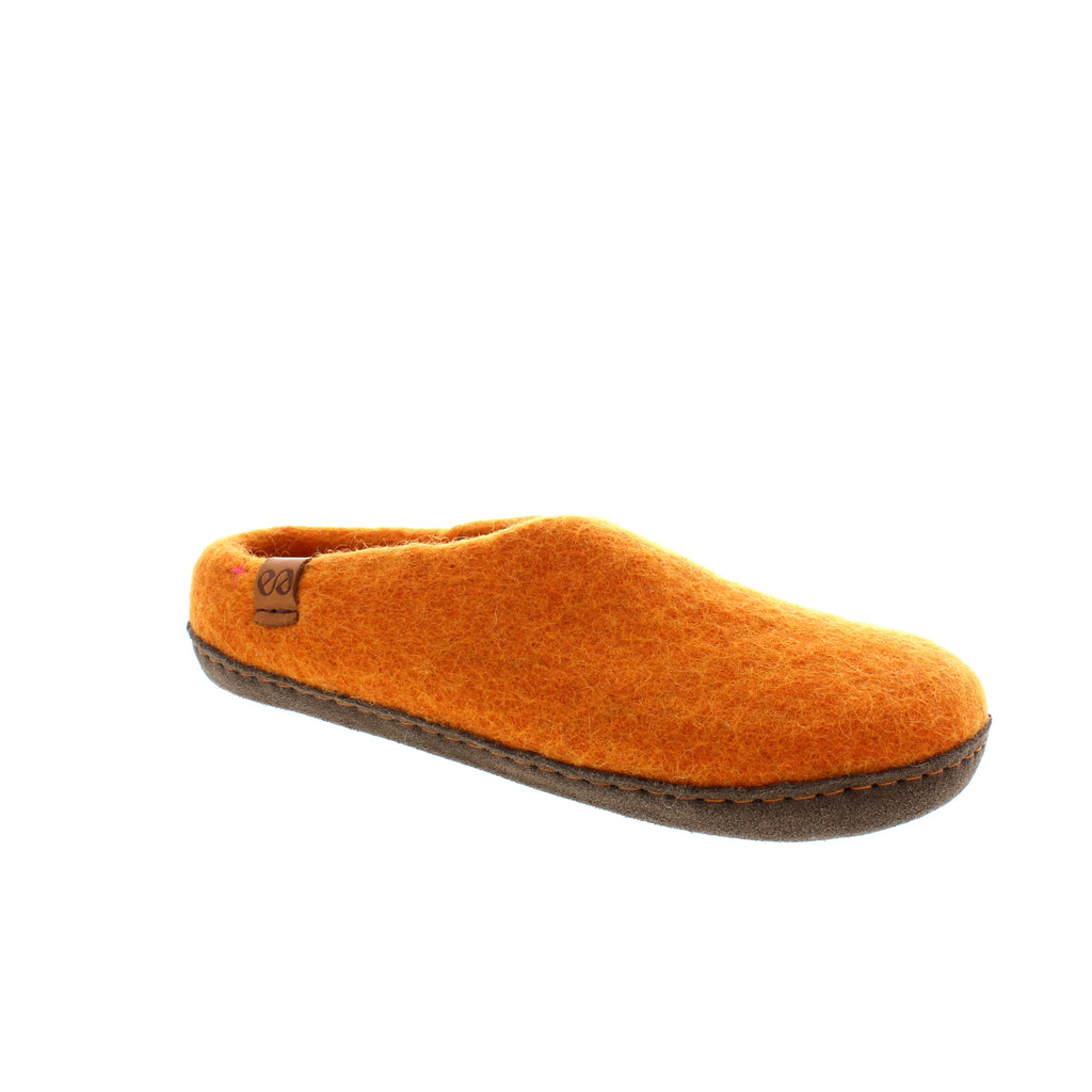 The Wool Makalu slipper is handmade in Nepal and is crafted from wool to help regulate temperature and keep feet comfortable in a lightweight and flexible slipper bootie. Equipped with EnergySole™ for shock-absorption, this slipper ensures all of the small muscles in your feet are working together for excellent support wherever you go.
