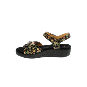 The Alegria Maryn sandal is designed with a beautiful floral pattern, two adjustable hook and loop closures and a rocker bottom to create a gentle heel-to-toe rolling motion to keep your feet moving on all of your summer adventures! 