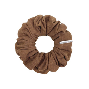 The Natural Linen scrunchie is made with soft natural linen fabric. Designed to create an effortless look for everyday wear, this scrunchie is perfect for a simple and relaxed look. 