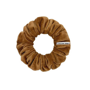 Chelsea King natural velvet classic scrunchie can be dressed up or dressed down to keep you looking elevated in this timeless scrunchie. 