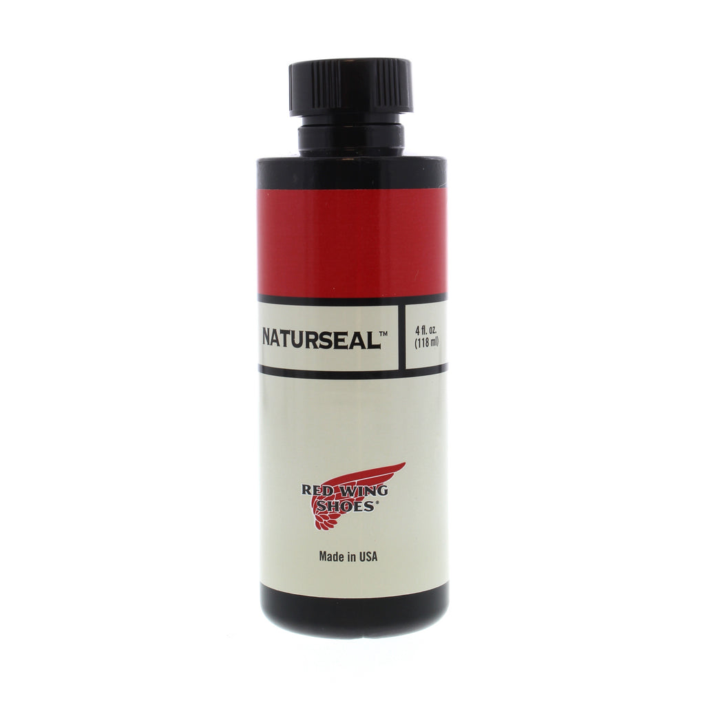 NaturSeal surrounds each fibre with water-repelling material to prevent the absorption of water. With no odor, this silicone-based formula allows the leather to breathe while remaining conditioned and waterproof. 